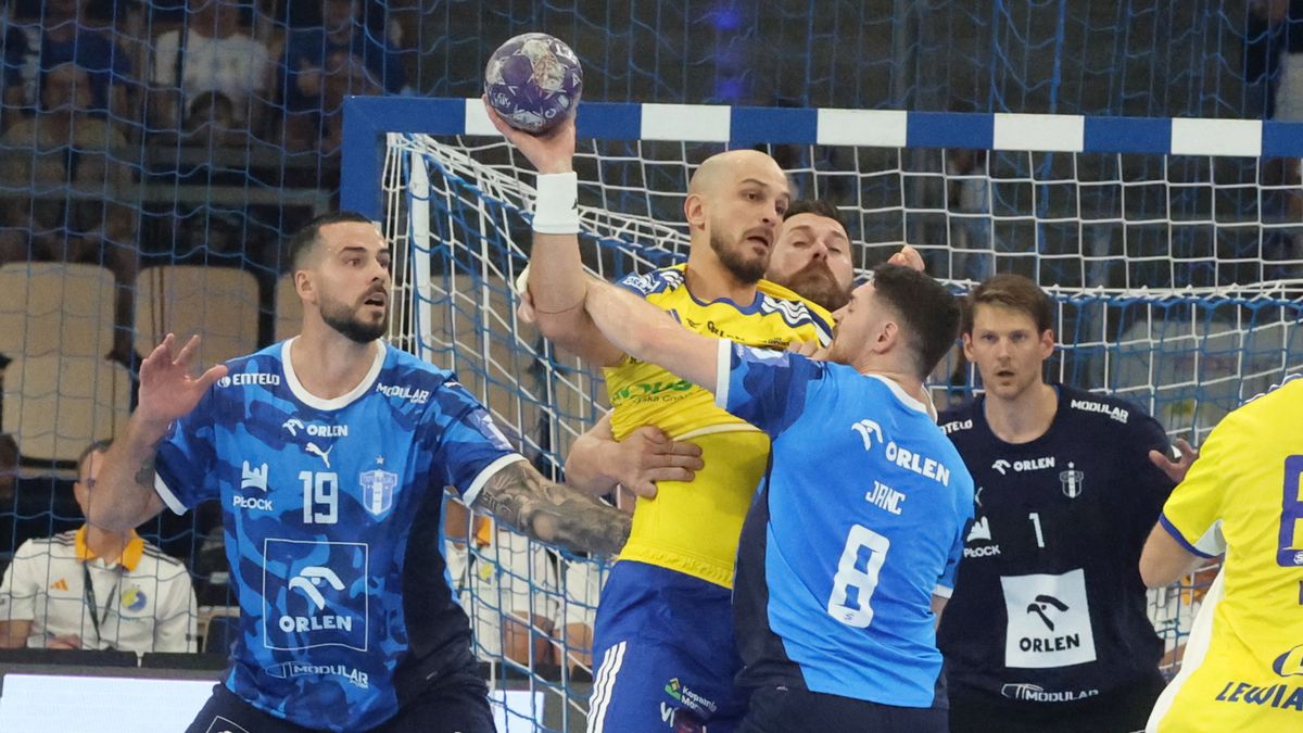 PAP / Marian Zubrzycki / Na zdjęciu: Leon Susnja (L) i Mitija Janc (P) oraz Artsiom Karalek (C)