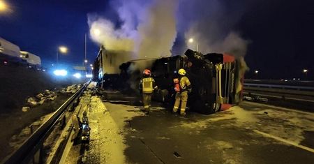 Ciężarówka z pieluchami się zapaliła. Trudna sytuacja na A4