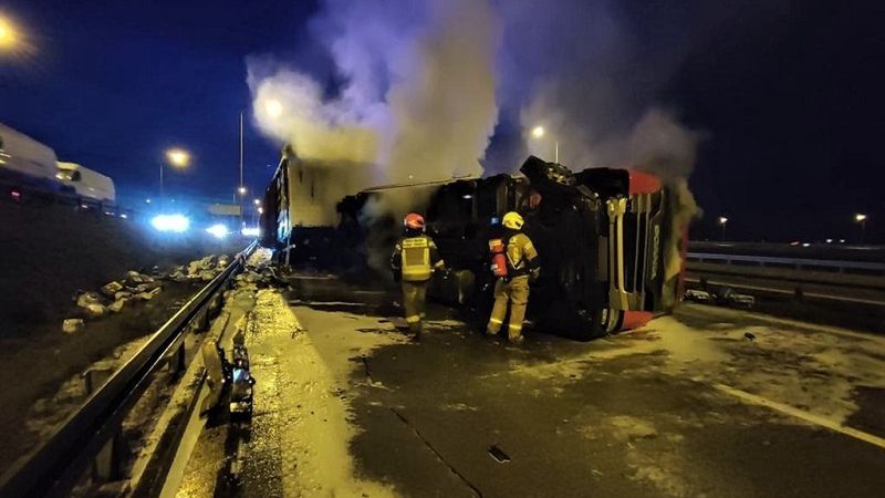 Auto przewróciło się i zapaliło