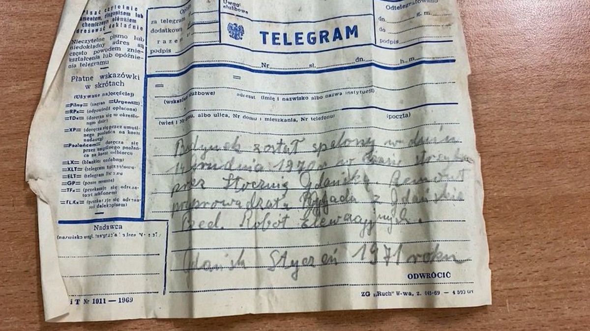 Podczas prac remontowych Dworca Gdańskiego odkryto zamurowaną w ścianie butelkę z telegramem z 1971 roku. 
