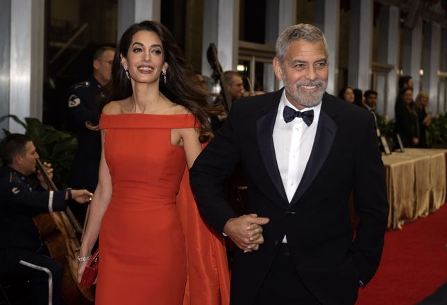45th Annual Kennedy Center Honors Formal Artist's Dinner Arrivals
epa10347298 George Clooney and wife, Amal arrive for the formal Artist's Dinner honoring the recipients of the 45th Annual Kennedy Center Honors at the Department of State in Washington, DC, USA, 03 December 2022. The 2022 honorees are: actor and filmmaker George Clooney, contemporary Christian and pop singer-songwriter Amy Grant, legendary singer of soul, Gospel, R&B, and pop Gladys Knight, Cuban-born American composer, conductor, and educator Tania Leon, and iconic Irish rock band U2, comprised of band members Bono, The Edge, Adam Clayton, and Larry Mullen Jr.  EPA/Ron Sachs / POOL 
Dostawca: PAP/EPA.
Ron Sachs / POOL