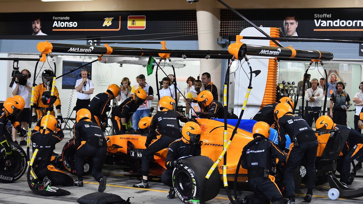 Materiały prasowe / McLaren / Na zdjęciu: Fernando Alonso w trakcie pit-stopu