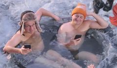 Robert Górski i Mikołaj Cieślak w przerębli promują Orange na kartę (wideo)