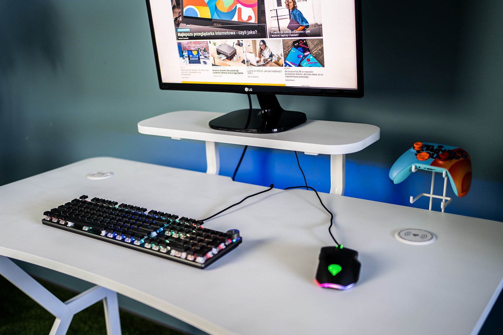 Genesis Holm 320 RGB - monitor na półce