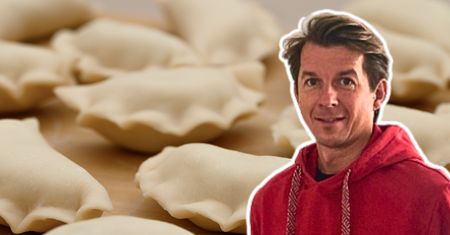 Karol Okrasa tak robi ciasto na pierogi. Jest delikatne i elastyczne, a farsz nie wypada podczas gotowania