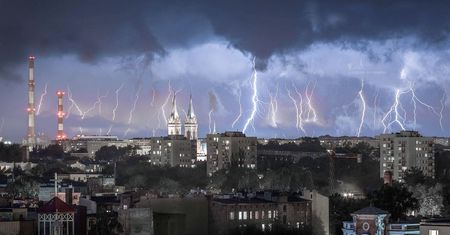 Ostrzeżenie pogodowe na weekend. Będą burze i silny wiatr