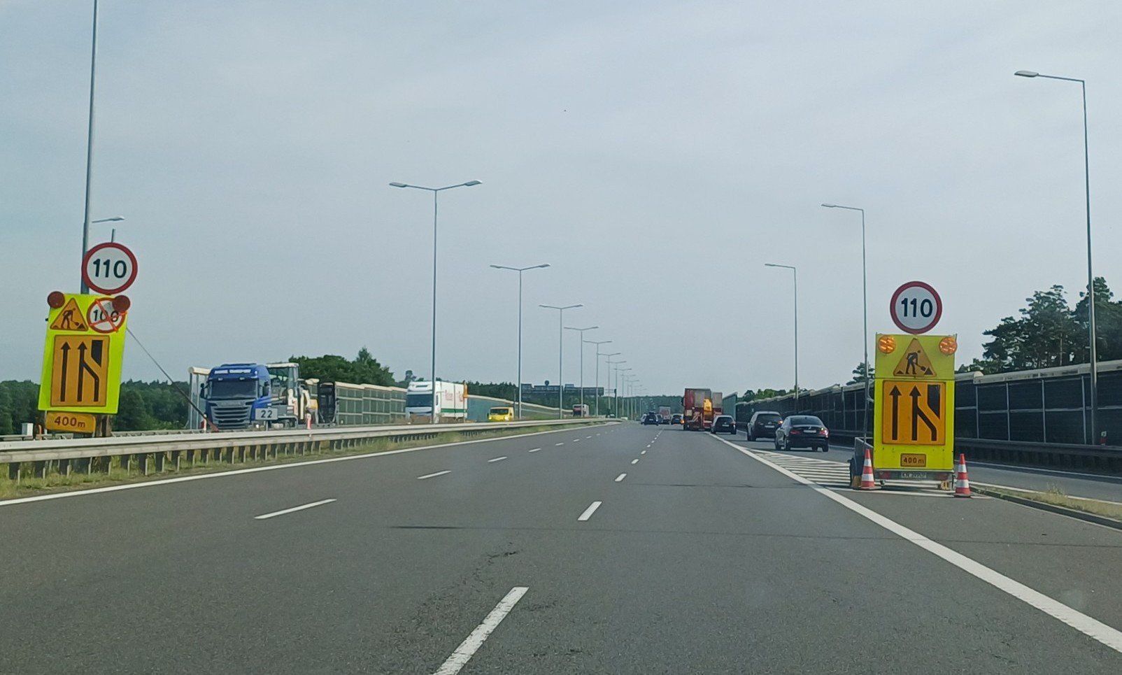 Na autostradzie A1 tuż za węzłem Żory wyłączony z ruchu jest fragment prawego pasa jezdni
