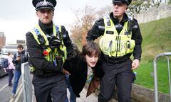 Tłum wpadł w szał. "Rzucił jajami w króla Karola III i Kamilę"