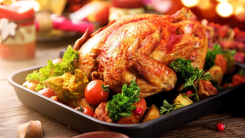 Mrożony indyk z nadzieniem z tłuczonych ziemniaków z sosem i warzywami (przygotowany w mikrofalówce)