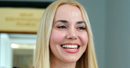 Marianna Schreiber eksponuje podrasowany w tureckiej klinice biust w truskawkowym bikini