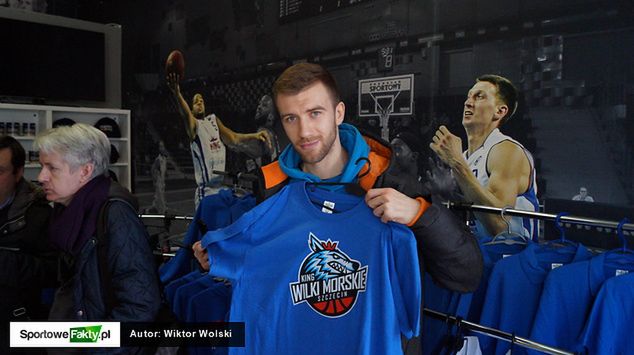 Paweł Kikowski podczas oficjalnego otwarcia fanshopu