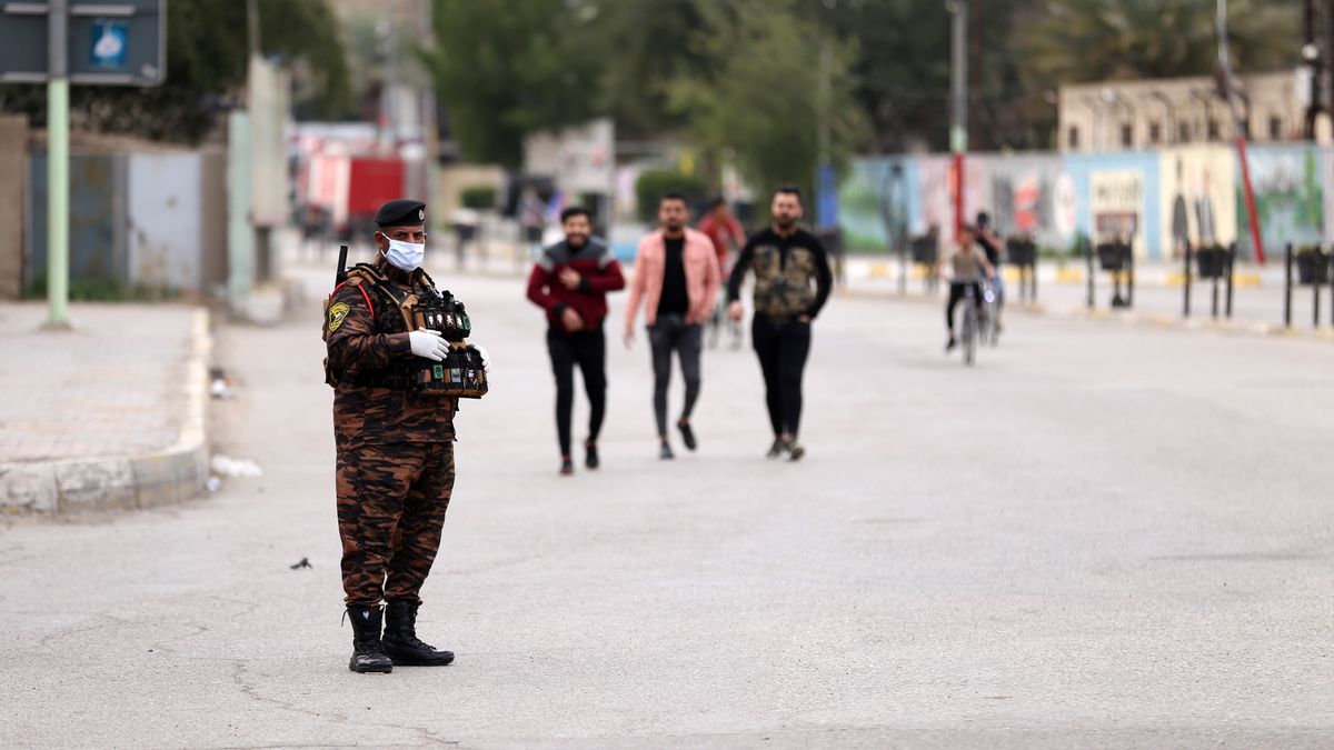 BAGHDAD, IRAQ - MARCH 21: Security forces take security measures after the government declared curfew in Baghdad as a preventative measures against coronavirus (COVID-19) pandemic in Bagdad, Iraq on March 21, 2020. (Photo by Murtadha Al-Sudani/Anadolu Agency via Getty Images)