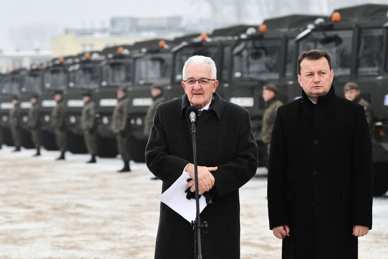 Kazuń Nowy, 18.12.2018. Prezes Jelcz Leon Szuturma oraz szef MON Mariusz Błaszczak.