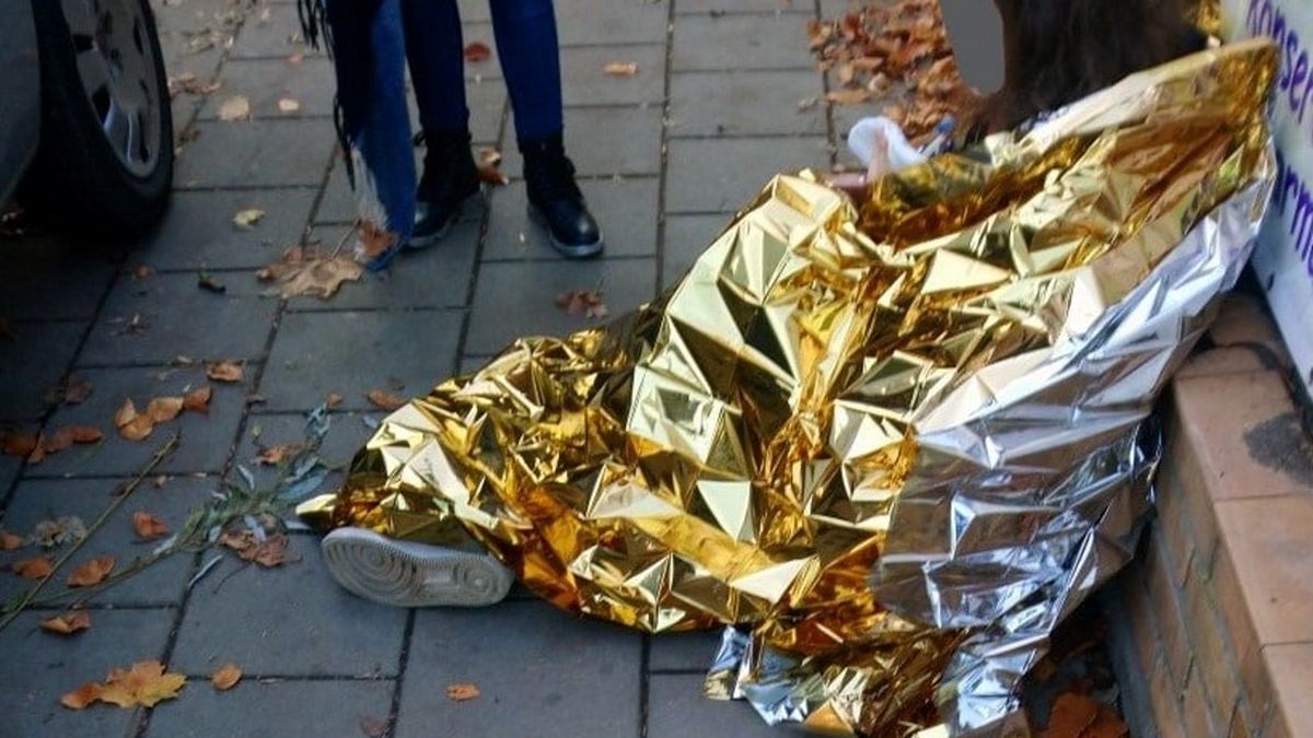 20-latka krwawiła na chodniku. Nikt z przechodniów nie reagował