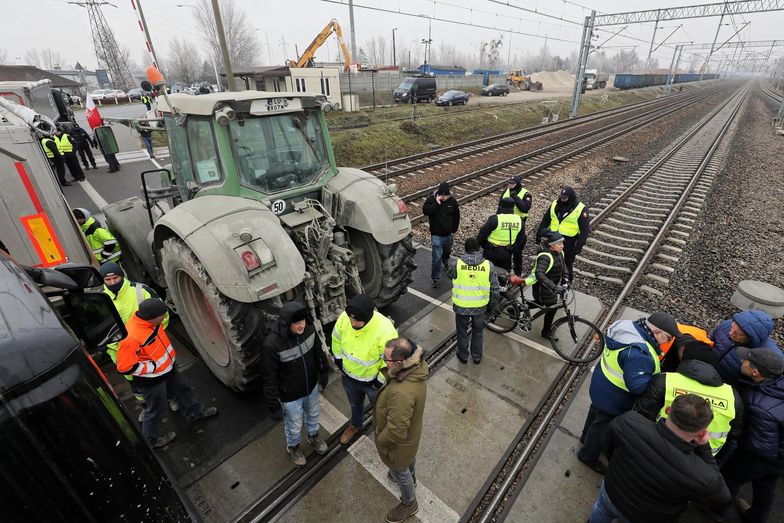 6 grudnia 2018 r. Blokada torów przez podwykonawców Astaldi na przejeździe kolejowym w Parzniewie.