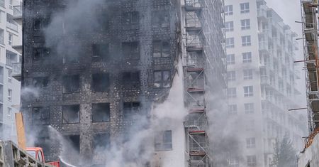 Płonęła elewacja od parteru po dach. Milionowe straty po pożarze wieżowca przy ul. Północnej