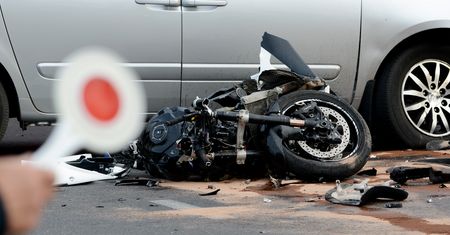 Śmiertelny wypadek w Rumi. Motocyklista uderzył w zaparkowany samochód i zmarł na miejscu