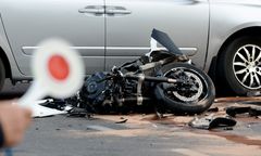 Śmiertelny wypadek w Rumi. Motocyklista uderzył w zaparkowany samochód i zmarł na miejscu