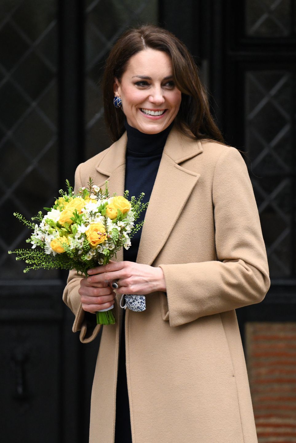 Kate Middleton zadaje szyku i pozuje z patelnią