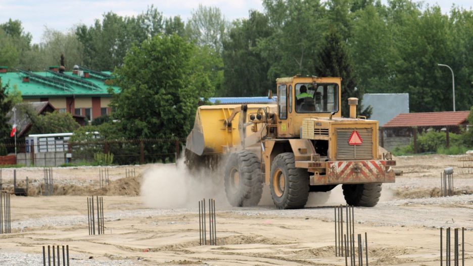Na placu budowy Rock Park Tarnobrzeg, nowego centrum handlowego na osiedlu Serbinów w Tarnobrzegu, 8 maja 2025