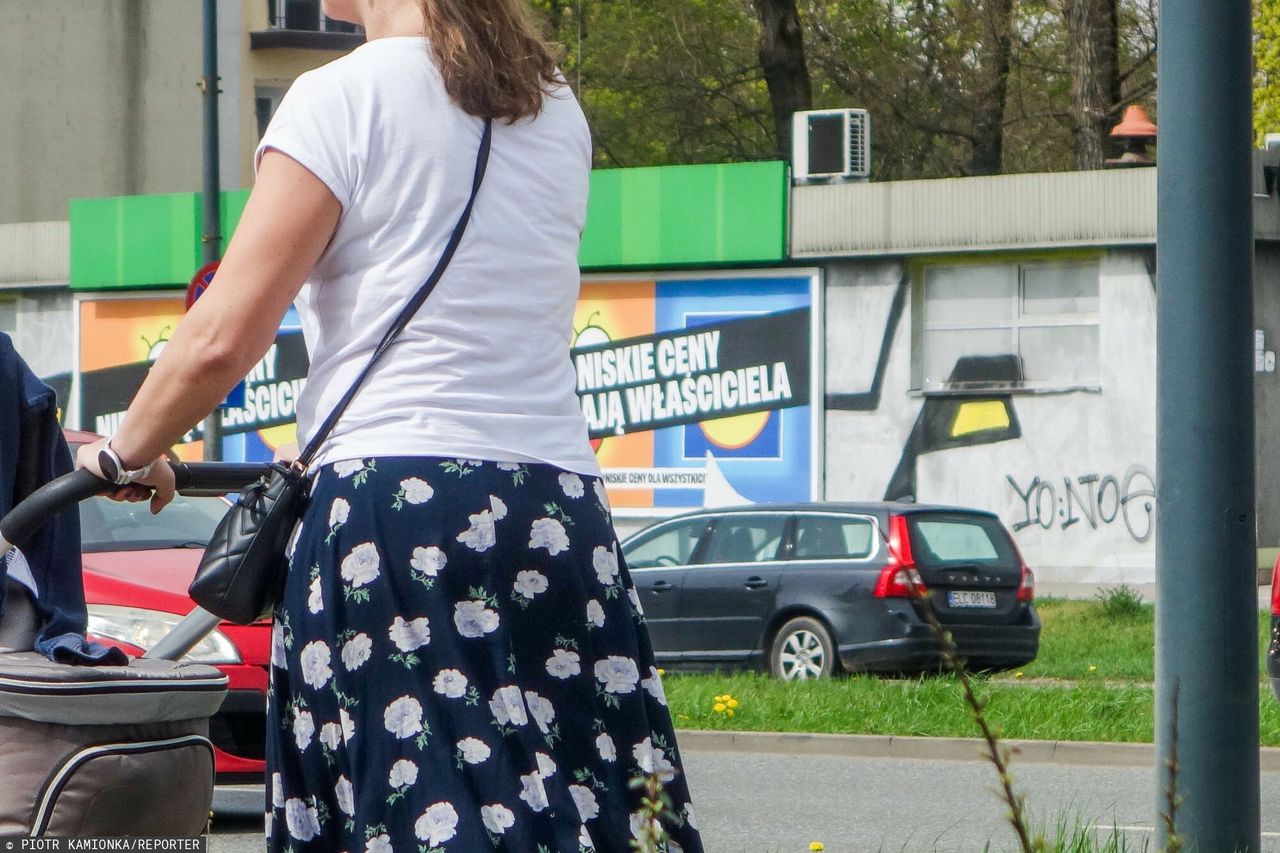 Upadła na jezdnię na spacerze z dzieckiem. Tak zareagowali świadkowie