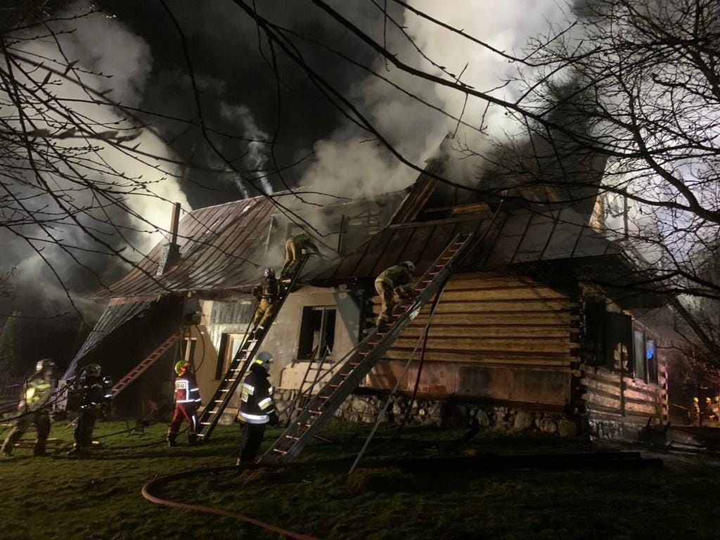 Pożar drewnianego domu w Zakopanem. Trzy osoby zostały ranne