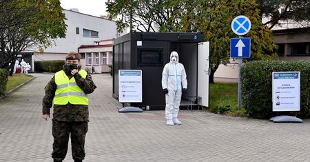 Nie potrzebujemy kolejnego lockdownu. Kraj zamknie się sam