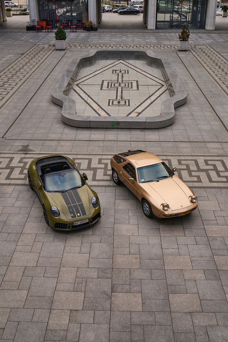 Porsche 928 (1977) i Porsche 911 Spirit 70 (2025)