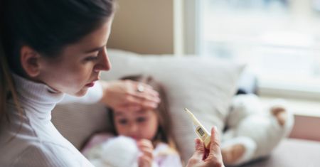 Przeziębienie u dzieci: ile trwa, czym leczyć, kiedy do lekarza?