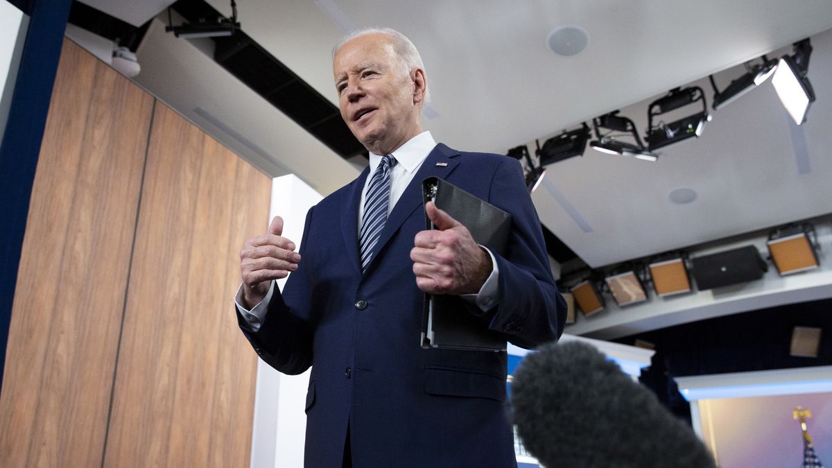 Na zdjęciu Joe Biden wychodzący na konferencję prasową