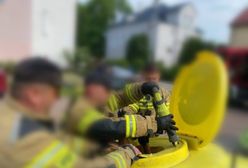 Polkowice. Mężczyzna utknął w pojemniku na odpady. Szukał okularów