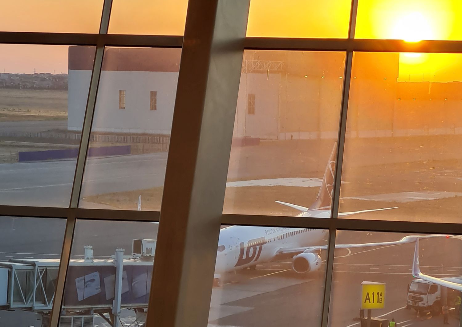 Boeing 737 Polskich Linii Lotniczych LOT na lotnisku w Baku