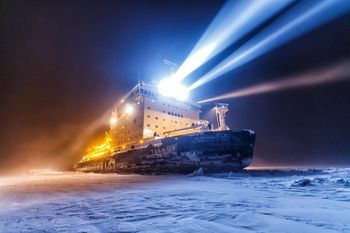 Lodołamacze to nowe lotniskowce. Mocarstwa budują arktyczne floty