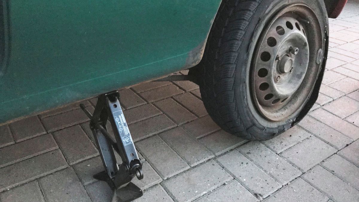 Każdy kierowca wie, że przebitą oponę trzeba wymienić. Jednak nie każdy pamięta, że zużytą czy uszkodzoną także.