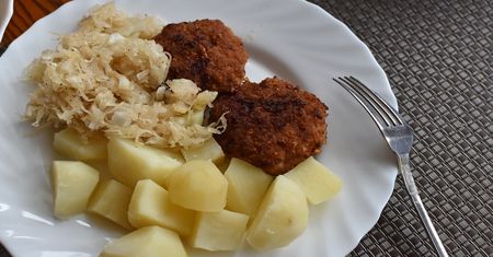 Zamiast do sałatki, dodaj do mielonych. Poznaj zaskakujący patent na kotlety