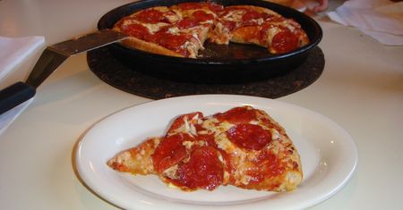 Średnia pizza pepperoni na tradycyjnym cieście (Pizza Hut)
