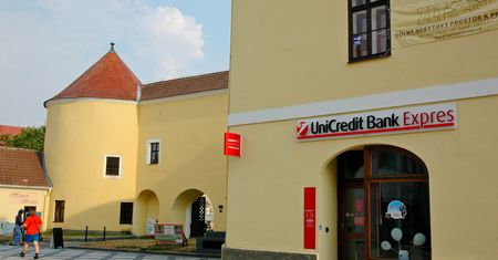 UniCredit sprzedaje swój biznes na Ukrainie
