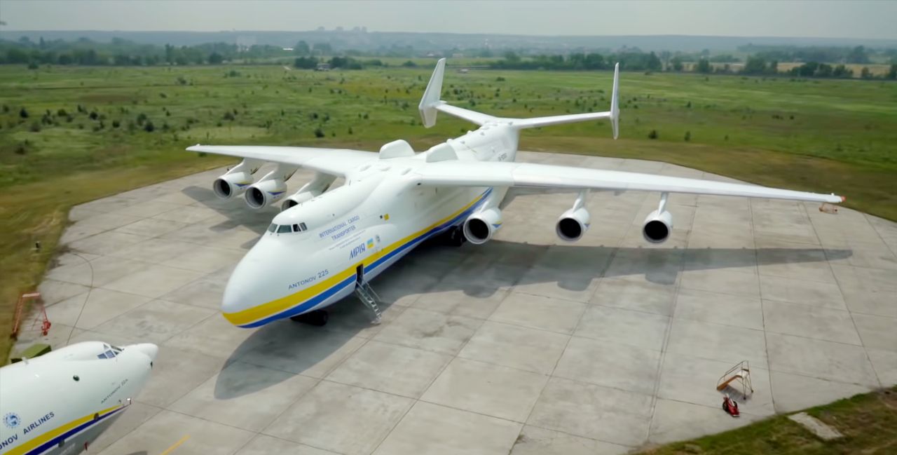 Największy samolot świata Antonow An-225 dostarczy sprzęt do walki z koronawirusem