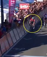 Co to miało być?! Wygrał finiszem na jednej nodze [WIDEO]