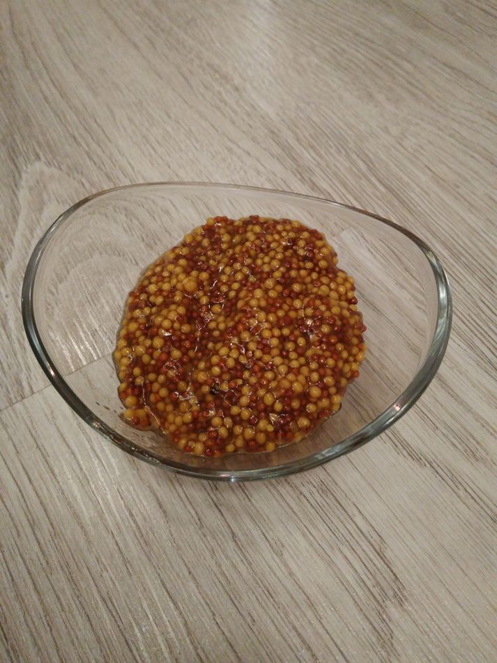 (wp.pl) Do miski z gorącą wodą dodałam kilka łyżek musztardy francuskiej i garść soli morskiej