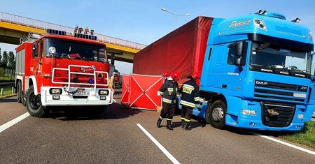 Tragiczny wypadek na drodze S17. Wysiadła z samochodu i weszła pod jadącą ciężarówkę