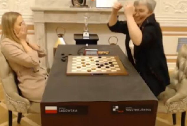 Decydujący moment w meczu / Fot. screen z YT kanału Warcaby