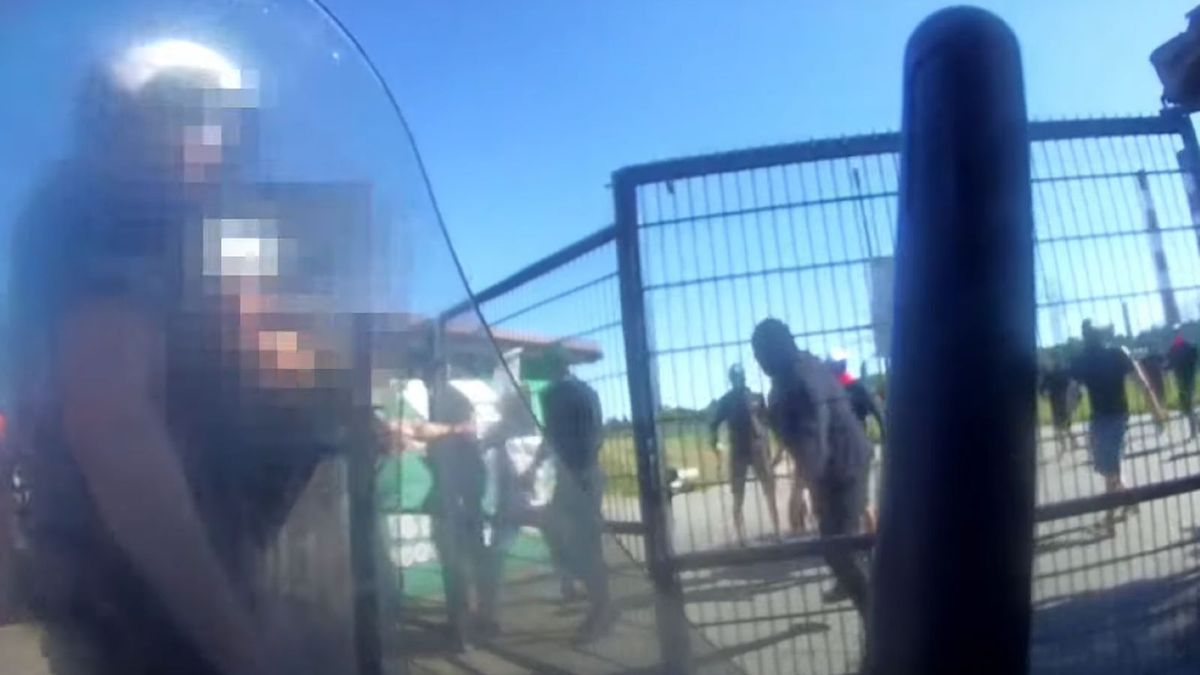 YouTube / Zespół Prasowy KWP w Katowicach / Na zdjęciu: interwencja policji przed meczem w Chwałowicach