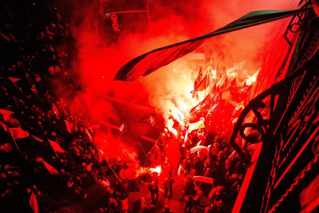 Marsz Niepodległości 2017, na zdjęciu widoczne flagi ONR