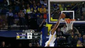 Podanie przez pół boiska Stepha Curry'ego