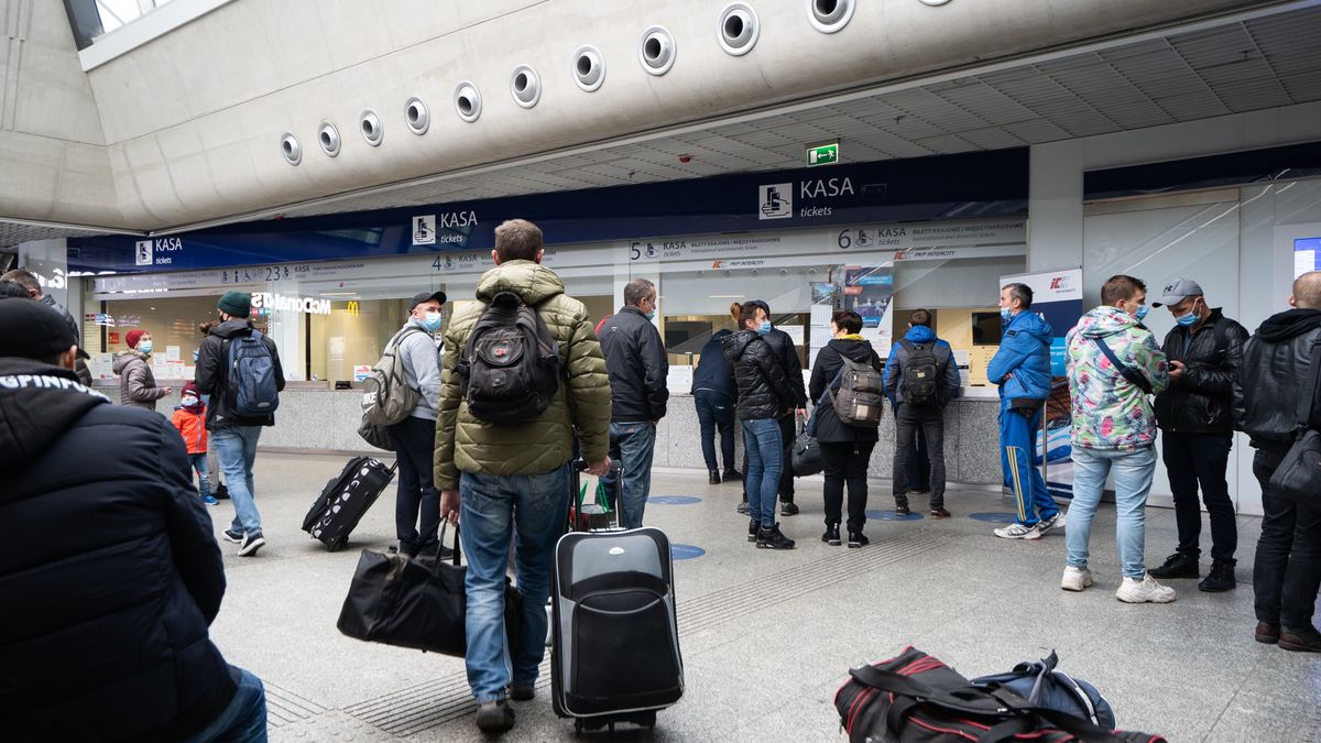 poczekalnia bilety dworzec pociąg pkp kolejka transport kolej rozkład jazdy