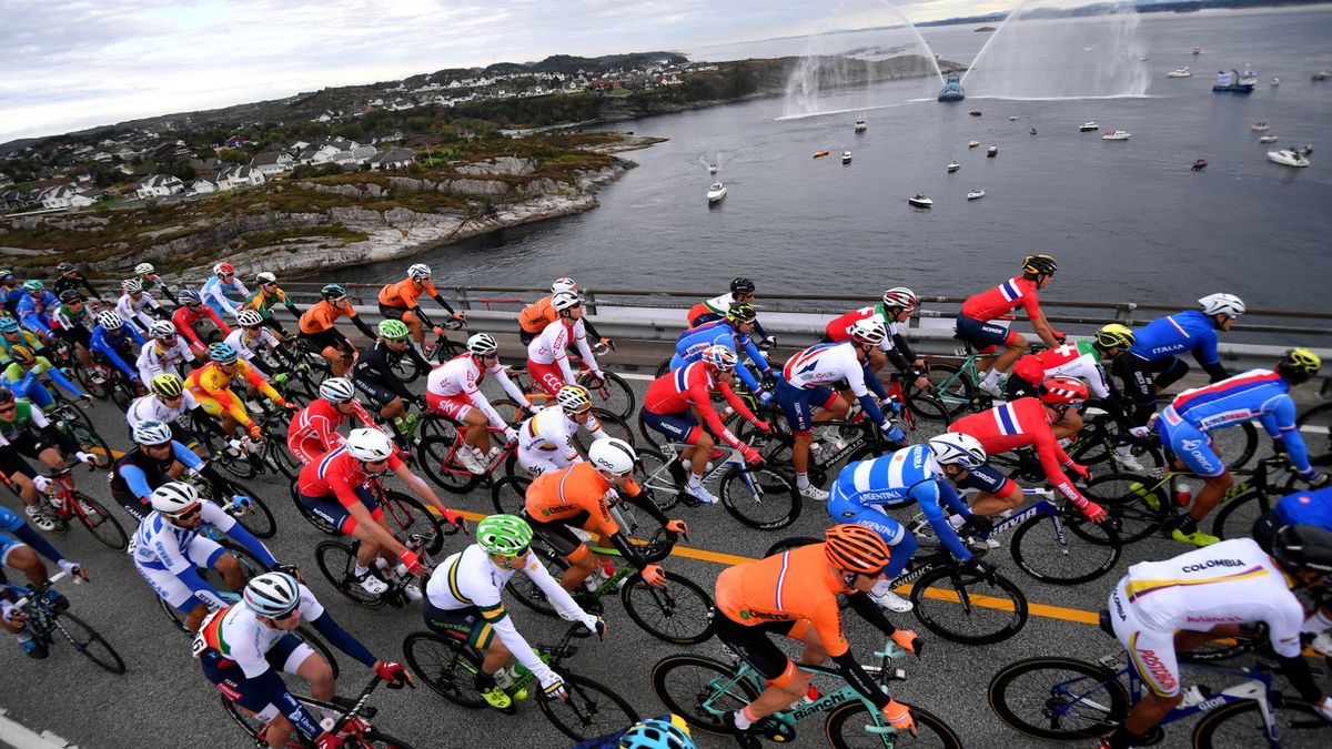 Zdjęcie okładkowe artykułu: PAP / Bartłomiej Zborowski / Kolarze na trasie wyścigu ze startu wspólnego elity mężczyzn podczas mistrzostw świata w norweskim Bergen
