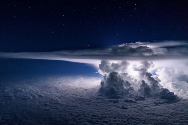 Jeśli kiedykolwiek zastanawialiście się, jak wygląda burza widziana ponad chmurami – teraz już wiecie. To zdjęcie zostało wykonane z samolotu lecącego na wysokości 11 tysięcy metrów.