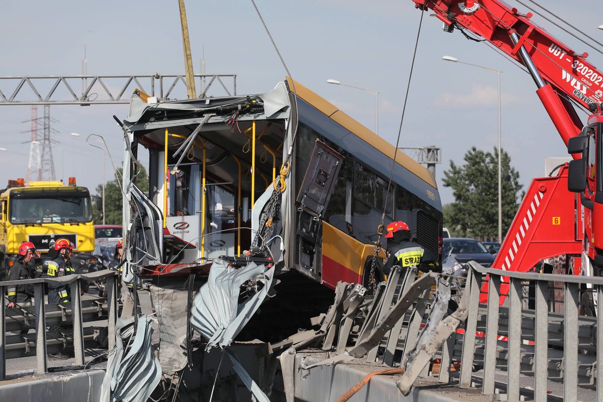 Warszawa. Utrudnienia po wypadku autobusu mogą potrwać kilka dni