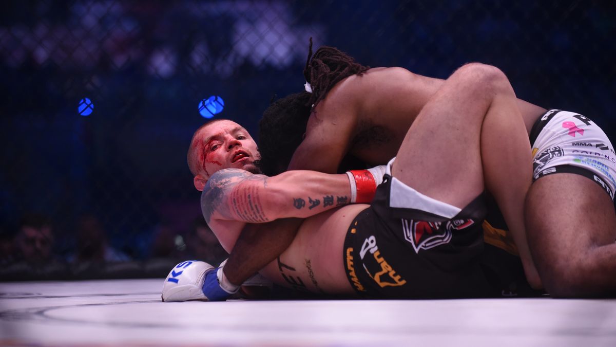 Materiały prasowe / kswmma.com / Na zdjęciu: Łukasz Jurkowski w walce na KSW 39